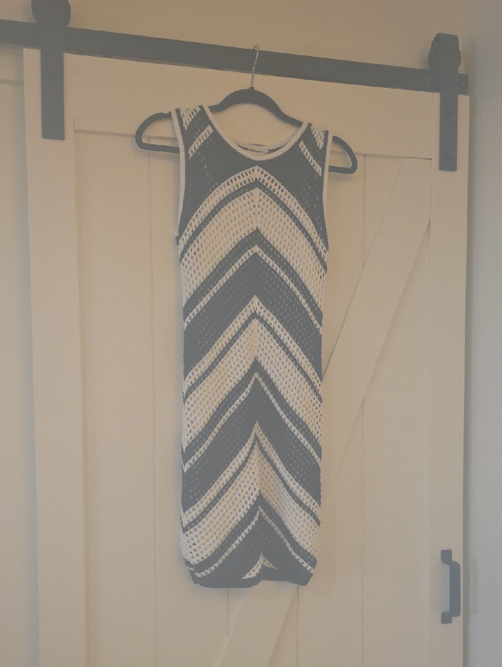 Sleeveless Chevron Knit Midi Dress in Black and White